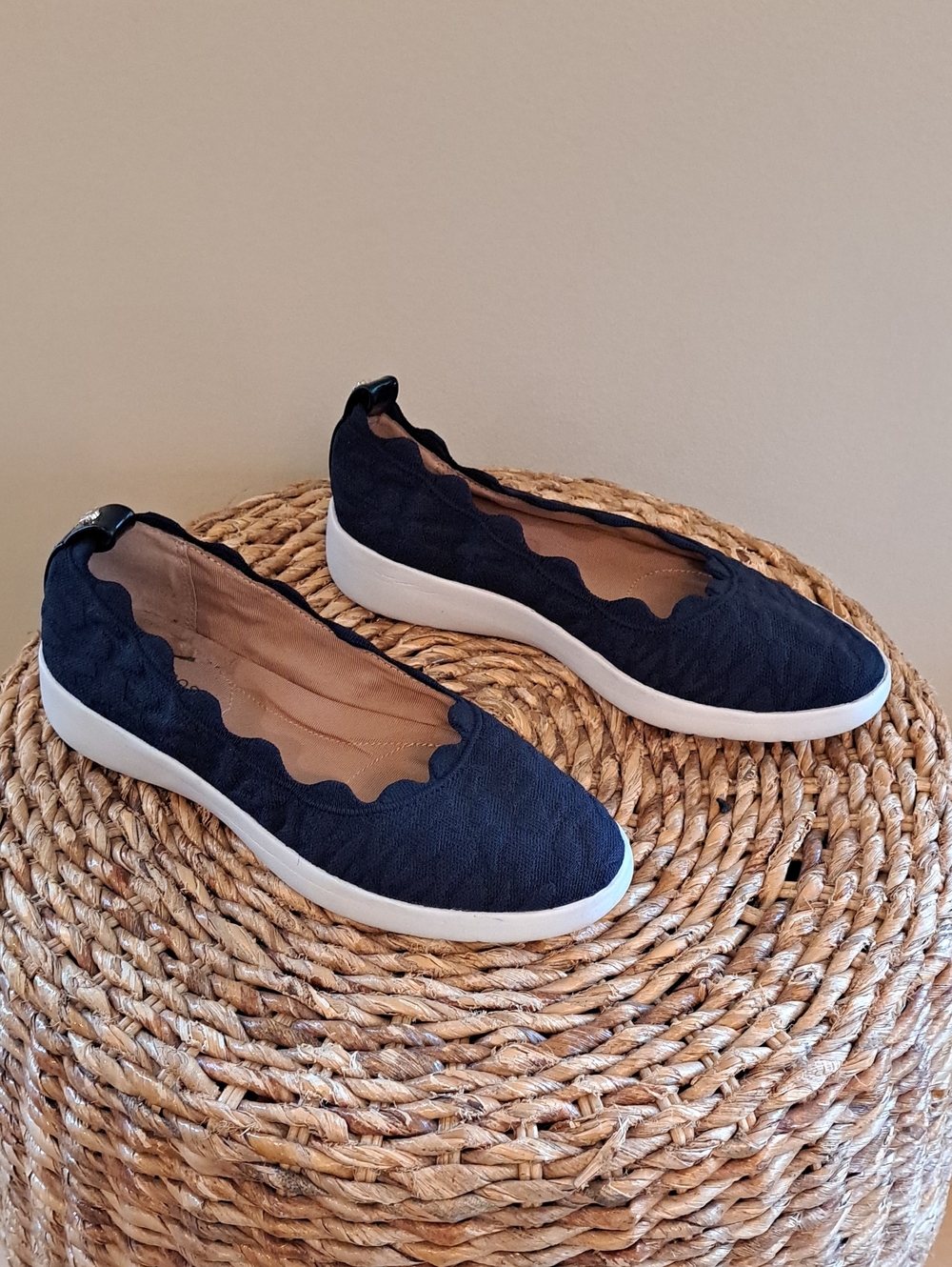 Taryn Rose Womens Tricia Navy Scallop-Edge Stretch Knit Slip-On Ballet Flats 6